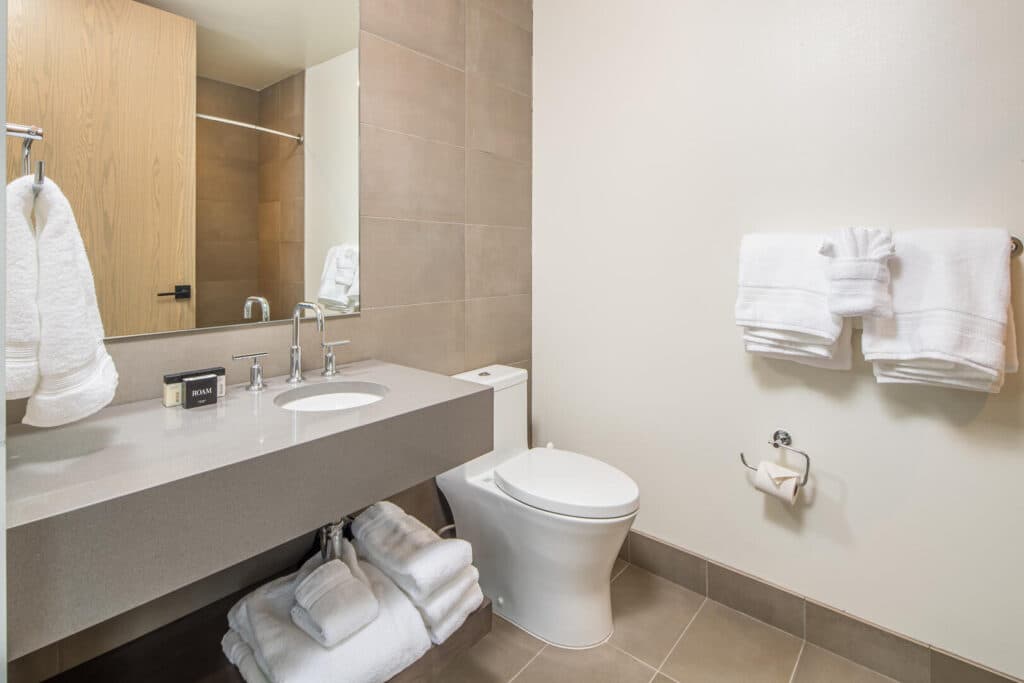 Rustic Madison Lakelodge - Image 14