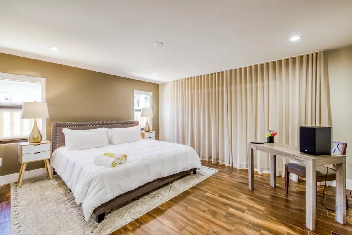 Mid-Century Modern Oasis - Image 8