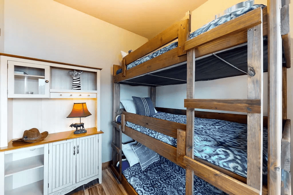 Lakefront Marvel - Image 24