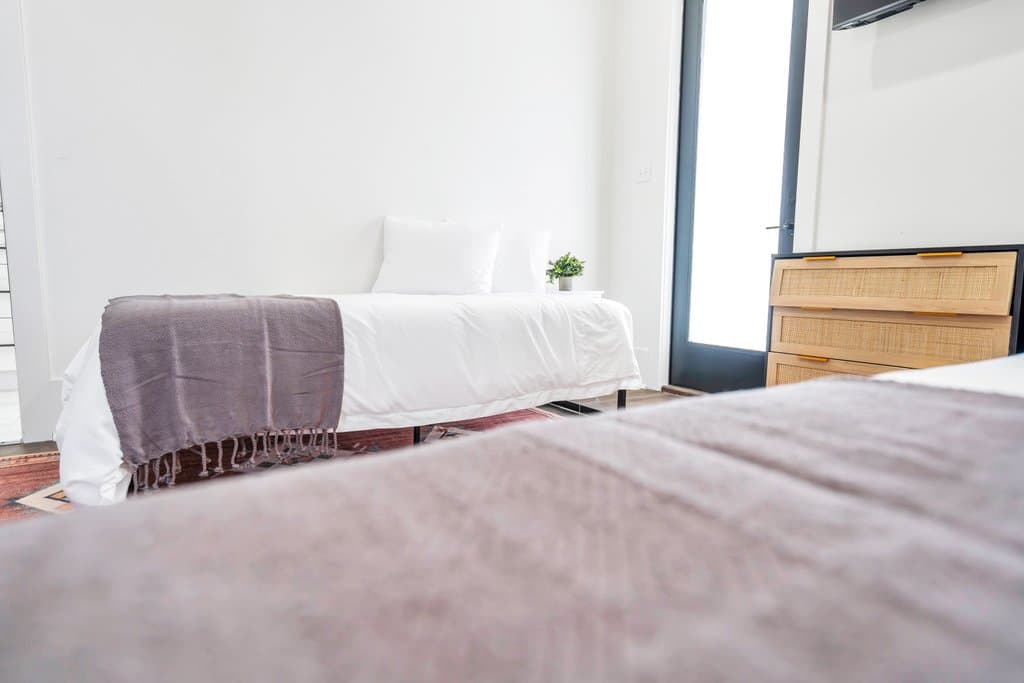 Modern Mid-City Maison - Image 36