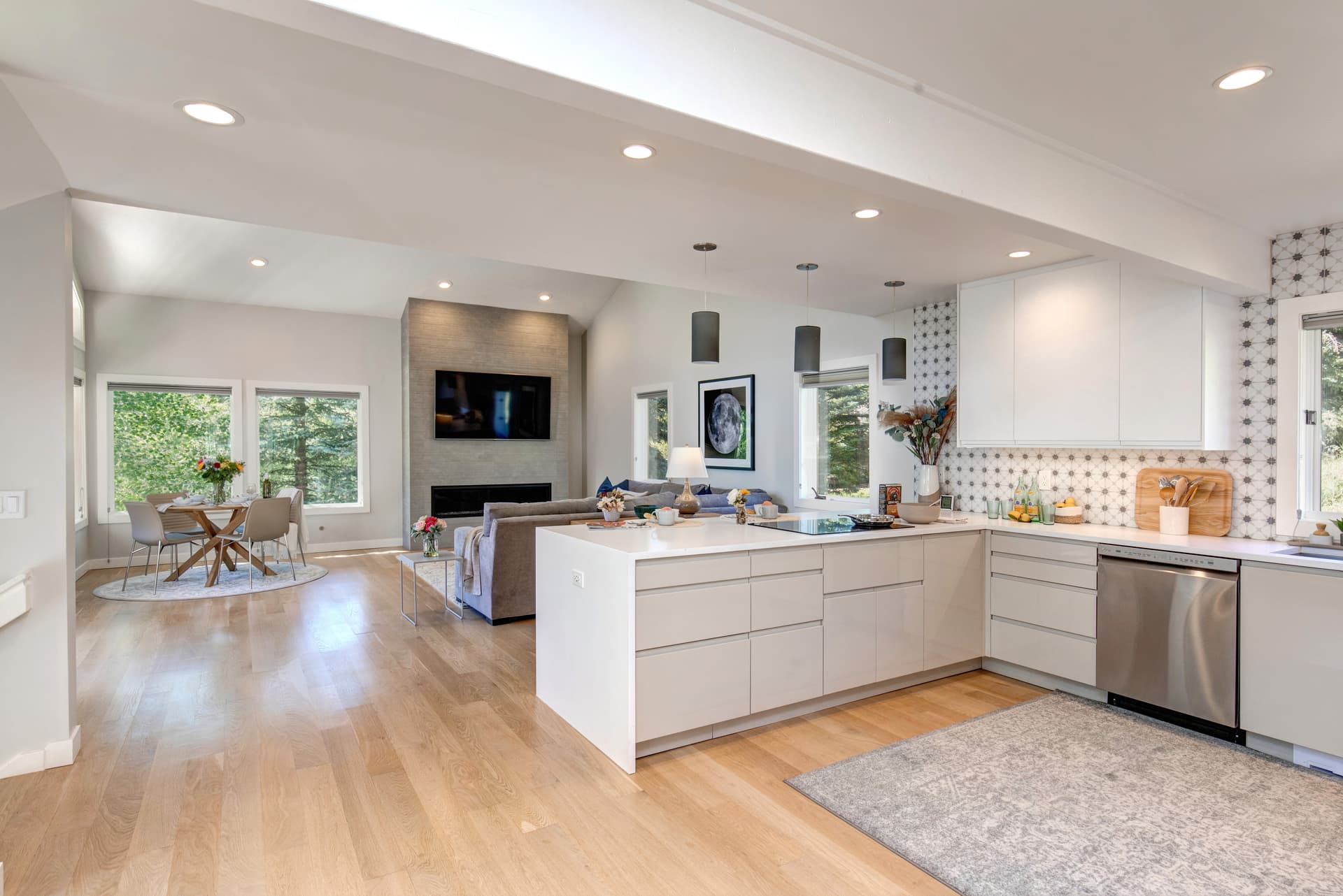 Queen Esther - Image 11