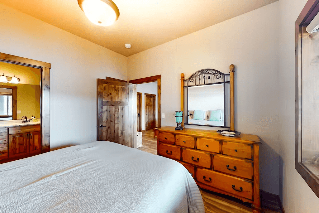 Lakefront Marvel - Image 27