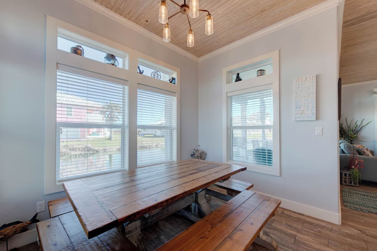 Postcard From Paradise - Image 10