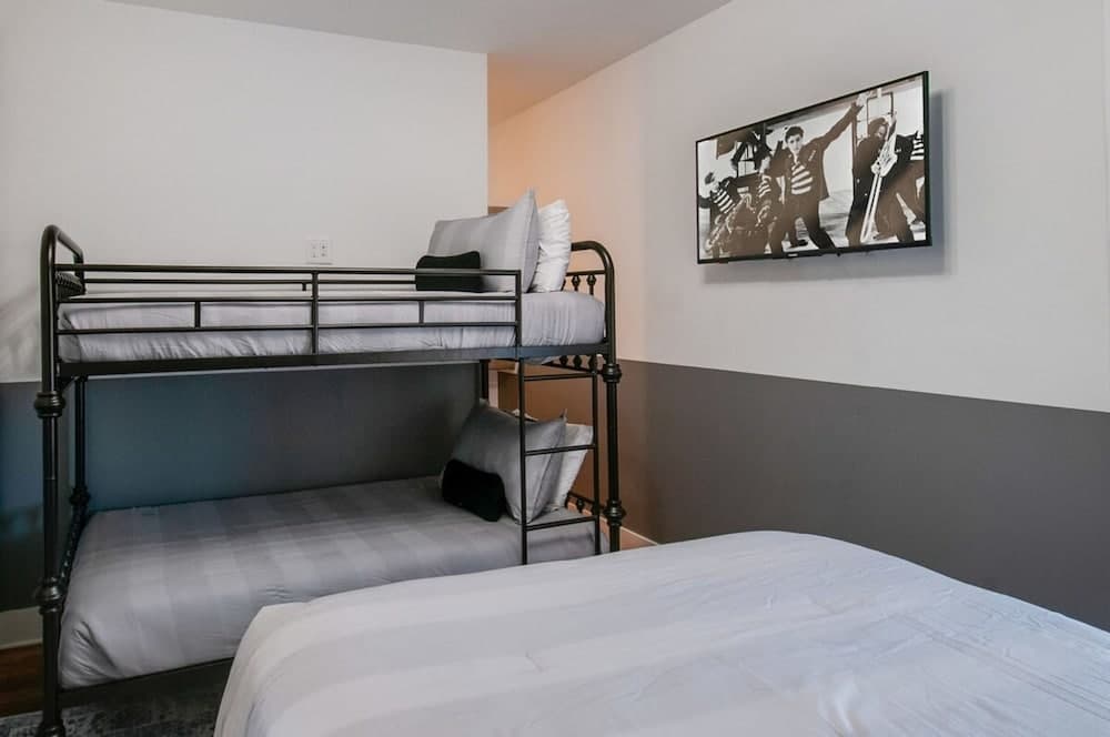 Dolly's Big House - Image 24