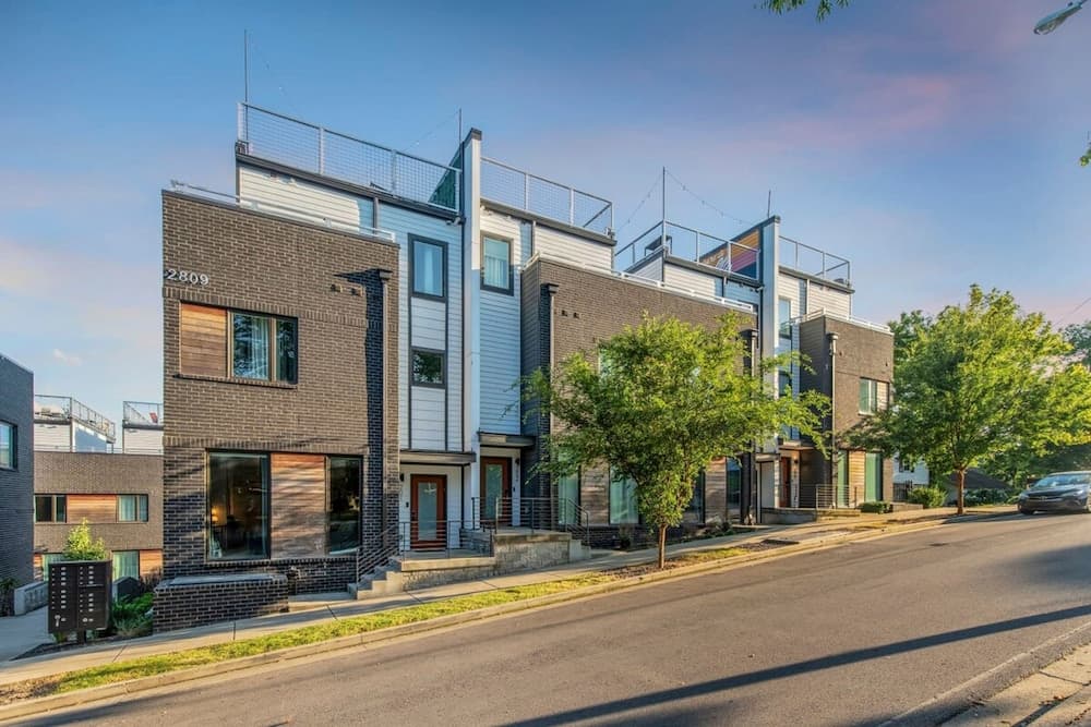 Dolly's Big House - Image 2