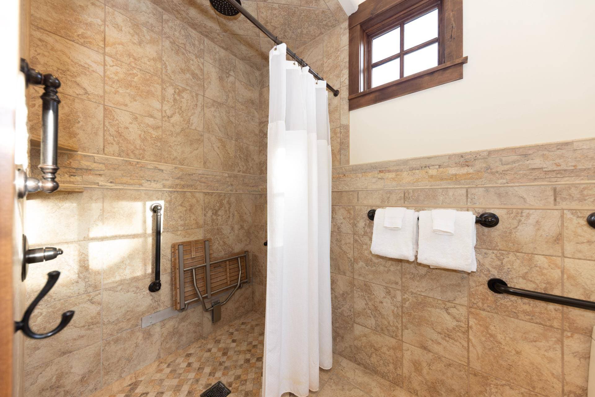 Fox Paw Lodge - Image 12