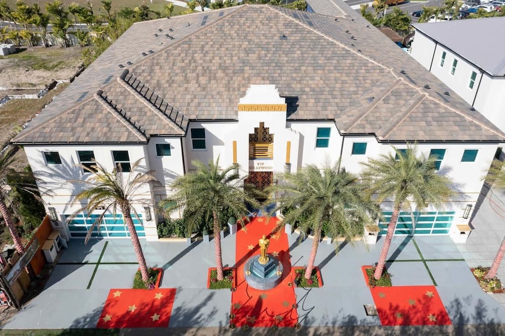 Hollywood Themed Mansion - Image 2