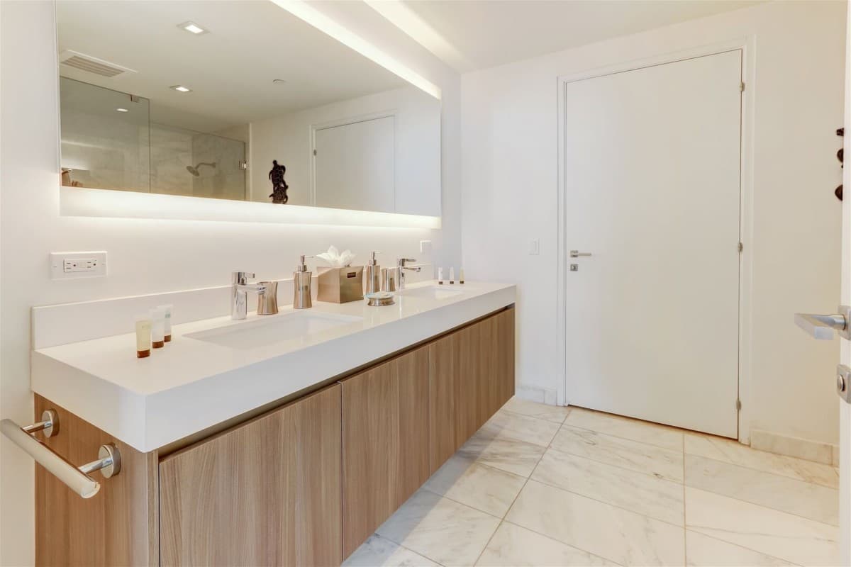 Modern Home - Image 10