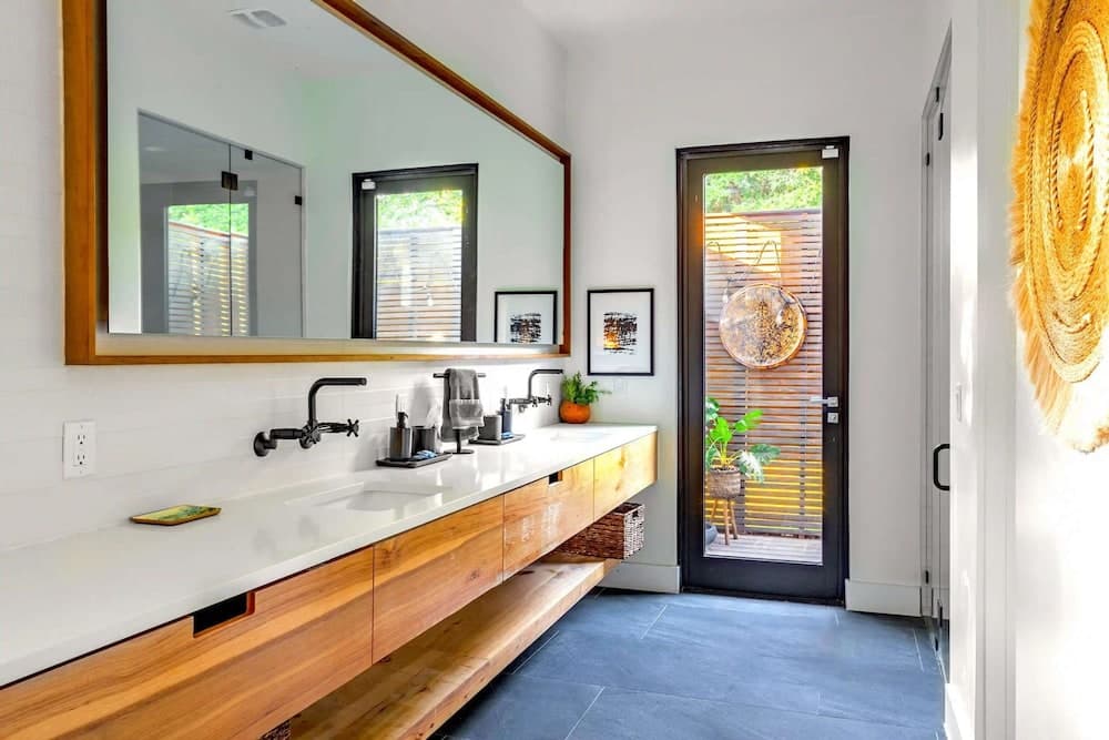 Eastside Rainey Mansion - Image 13