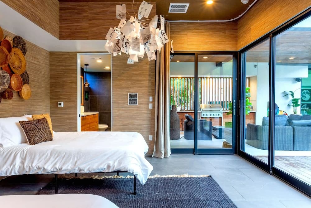 Eastside Rainey Mansion - Image 15