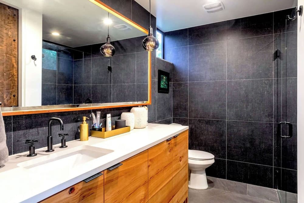 Eastside Mansion - Image 24