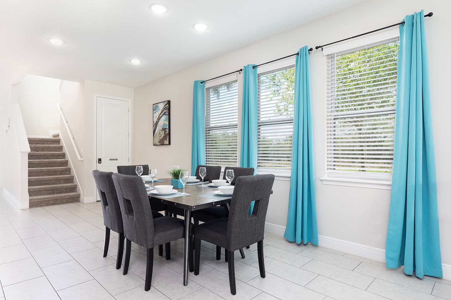 The Vibrant Airy Villa - Image 4