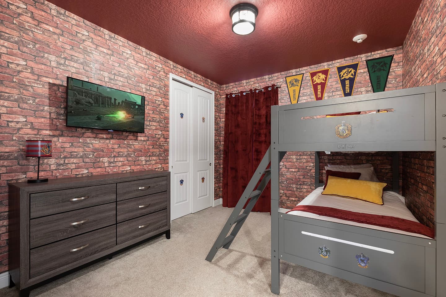 The Vibrant Airy Villa - Image 29