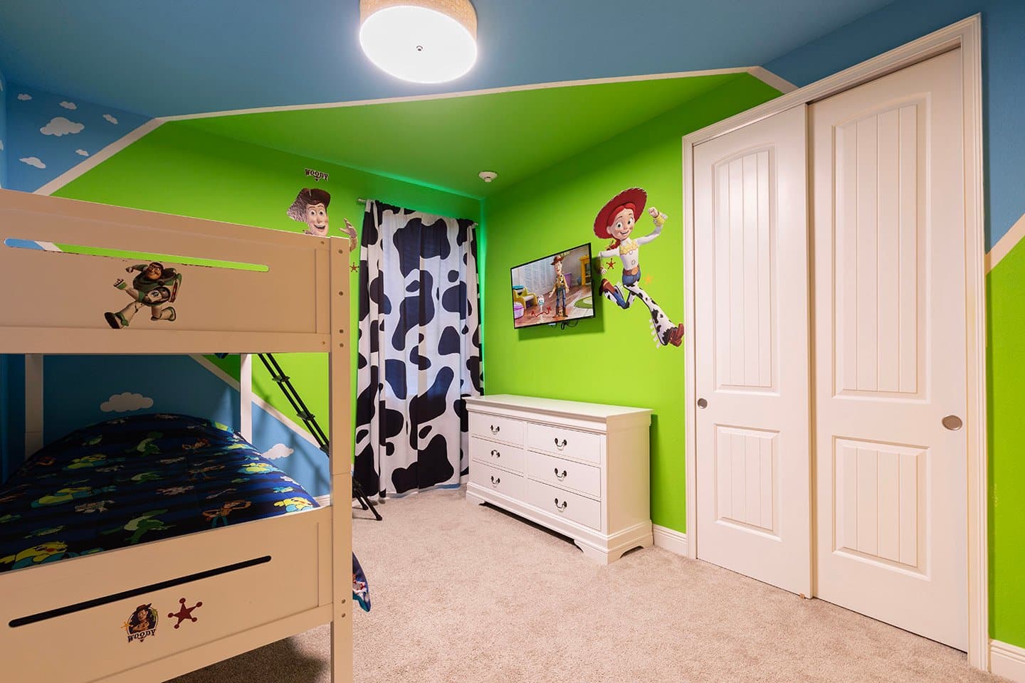 The Vibrant Airy Villa - Image 32