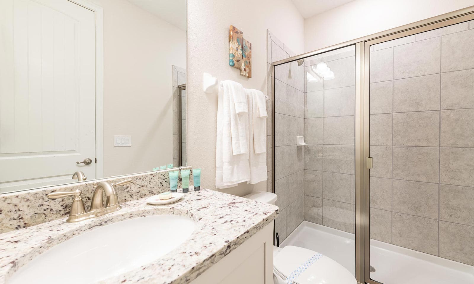 The Vibrant Airy Villa - Image 36