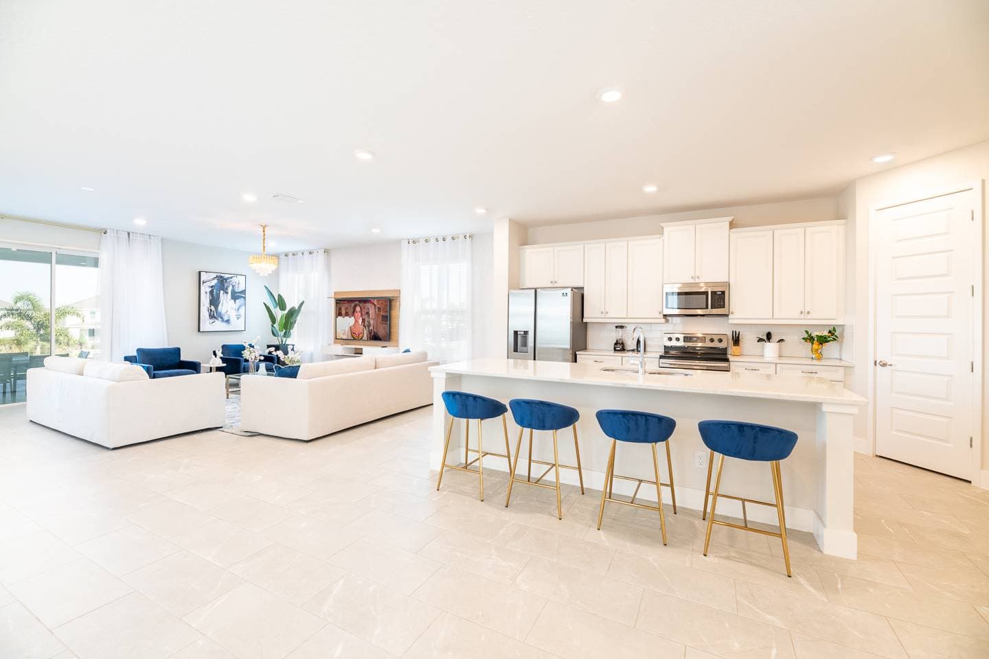 Colorful Southfield Getaway - Image 11