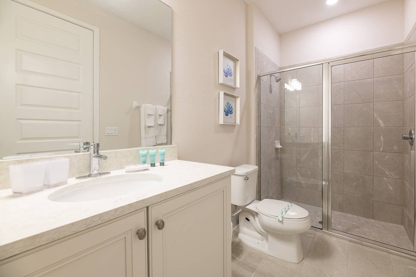 Colorful Southfield Getaway - Image 17