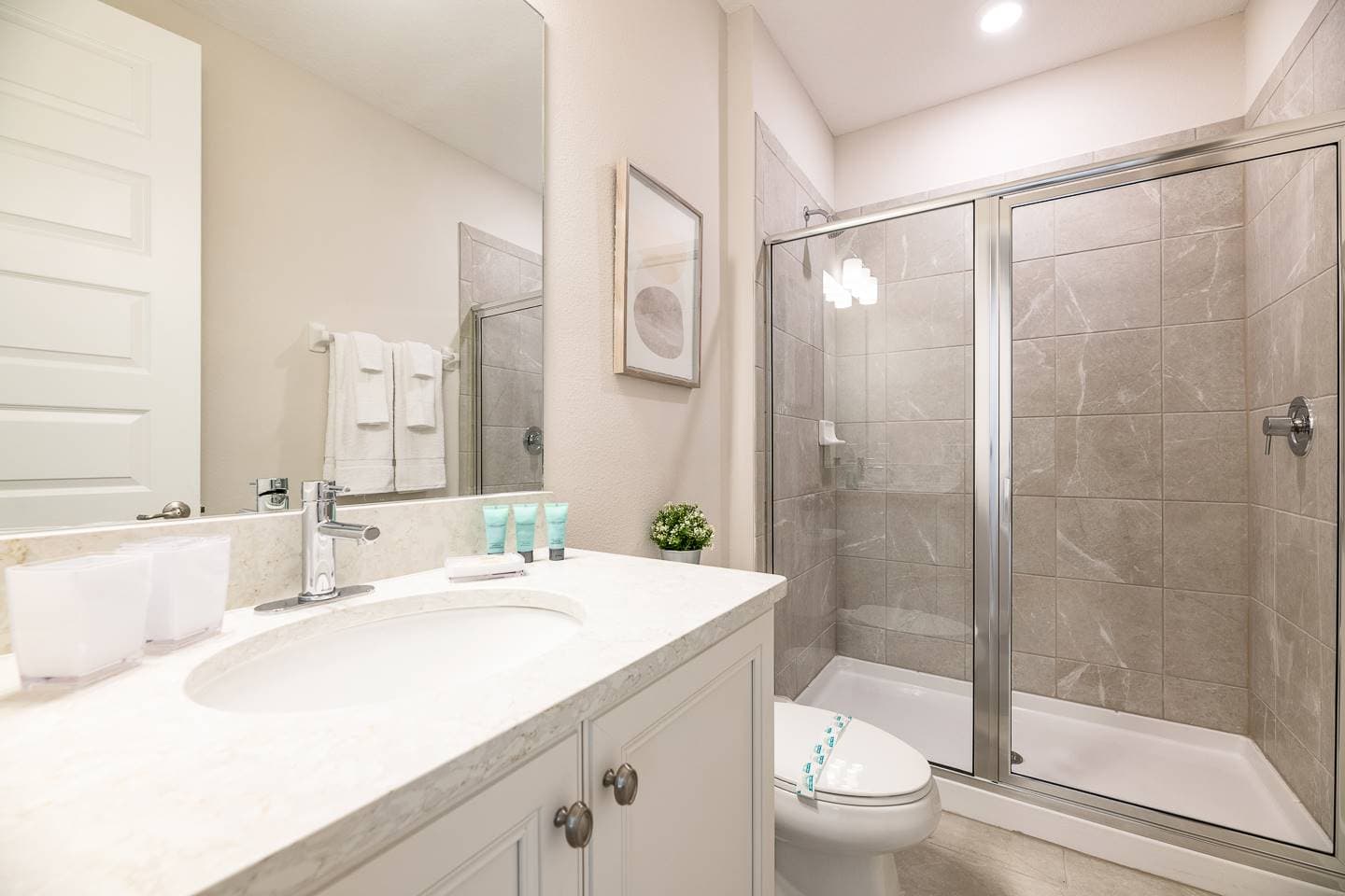 Colorful Southfield Getaway - Image 23