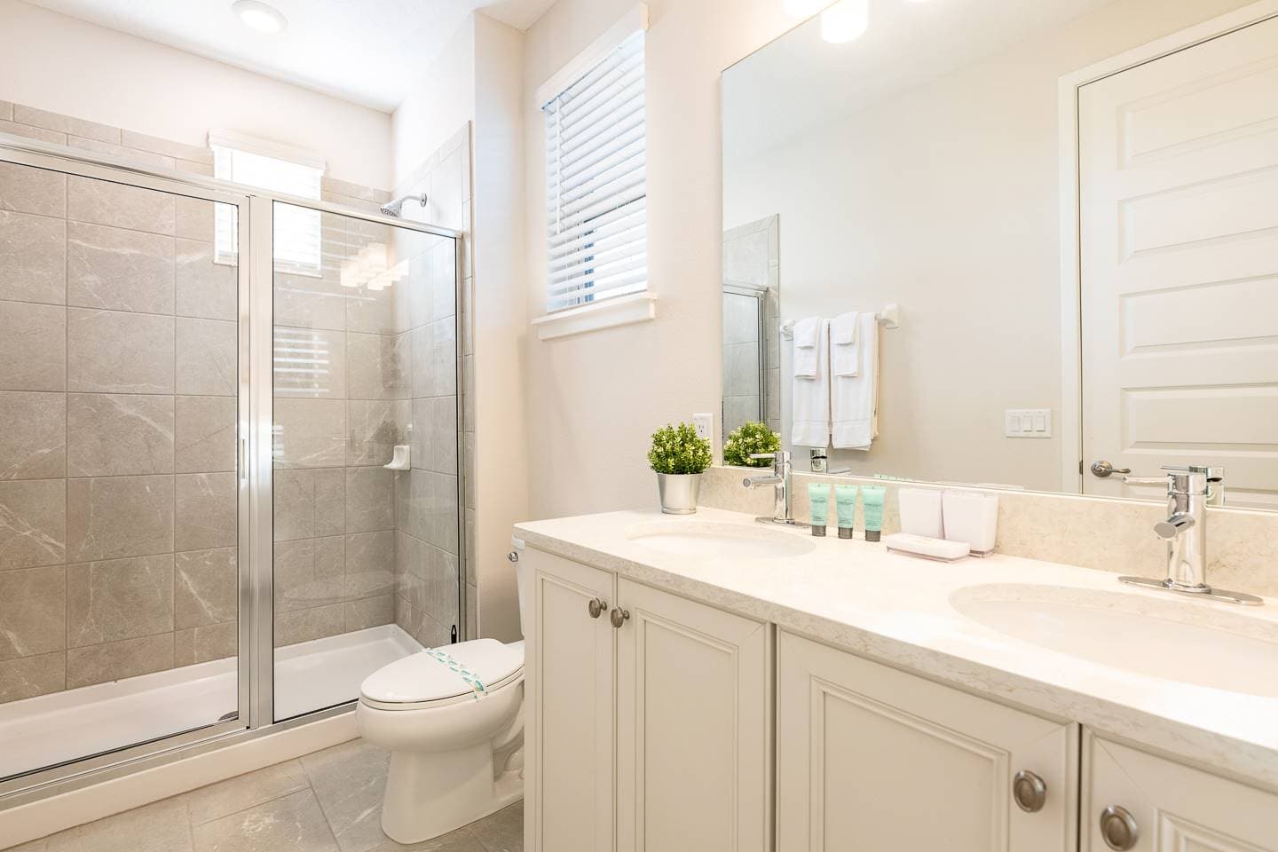 Colorful Southfield Getaway - Image 26