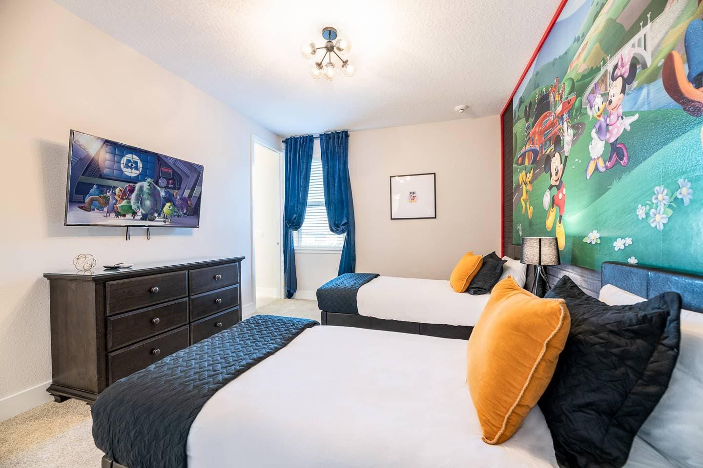 Colorful Southfield Getaway - Image 32