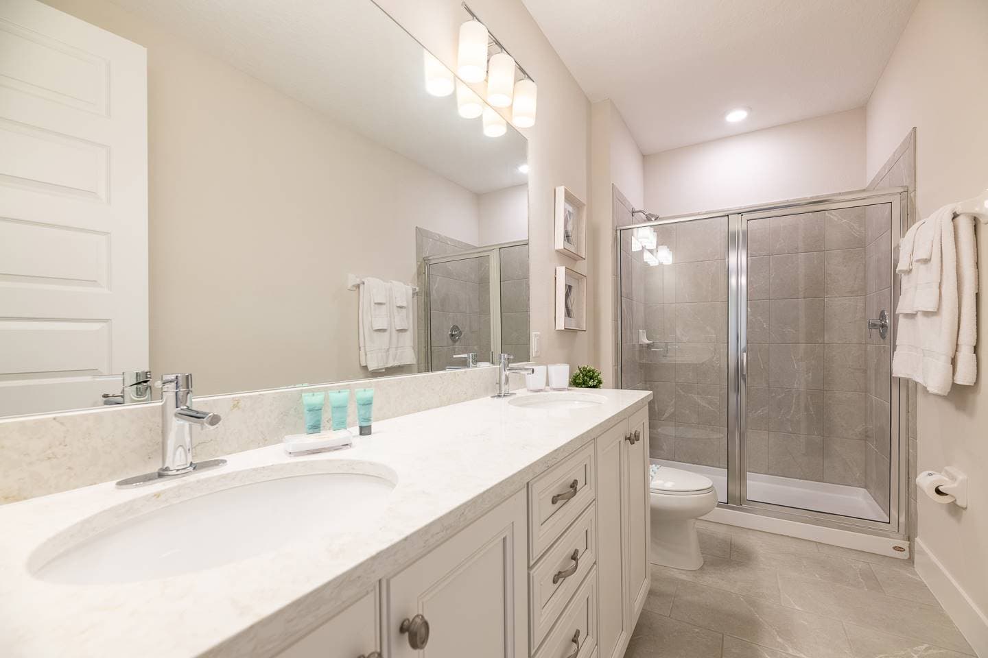 Colorful Southfield Getaway - Image 36