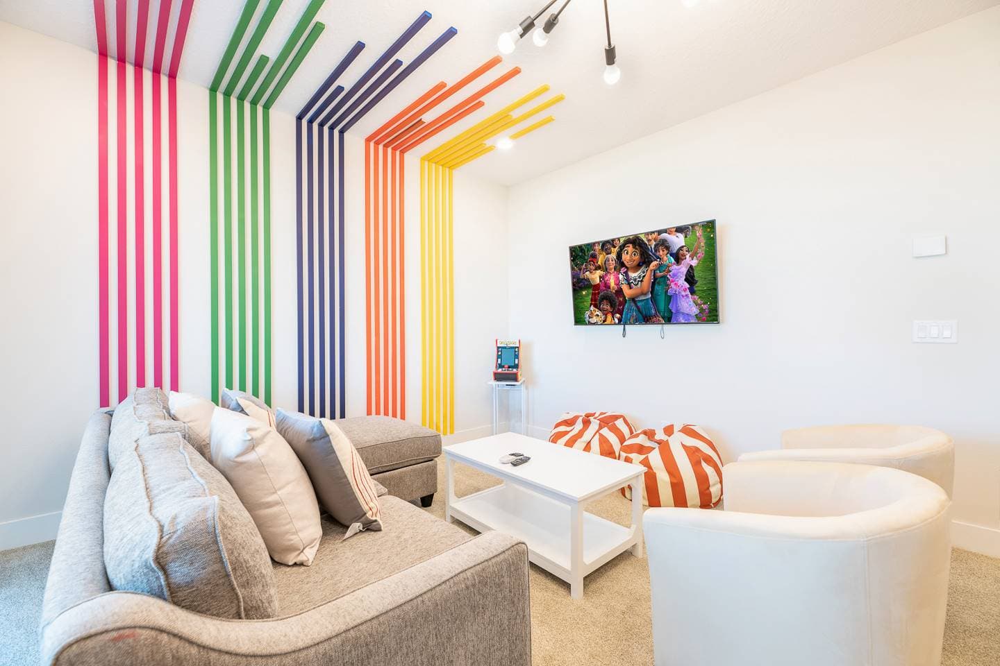 Colorful Southfield Getaway - Image 41