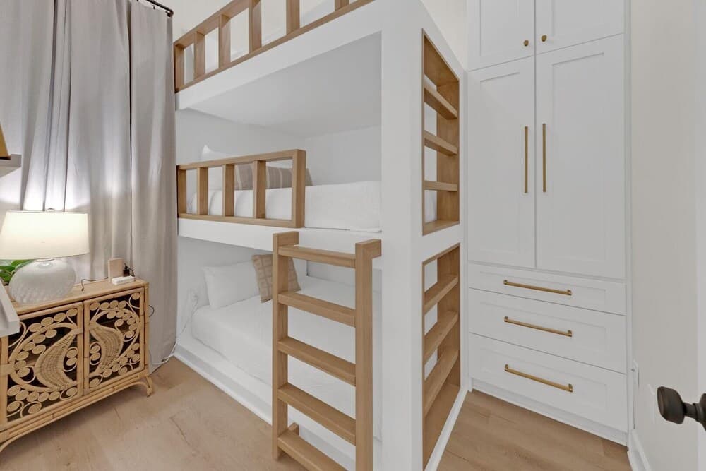 Emerald by Alma - Image 2