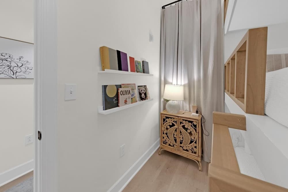 Emerald by Alma - Image 3