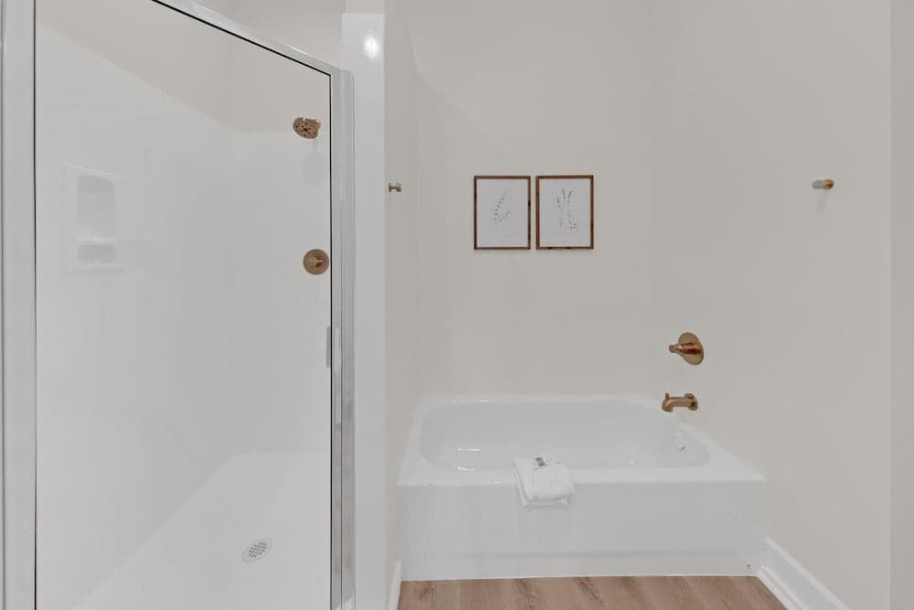 Emerald by Alma - Image 25