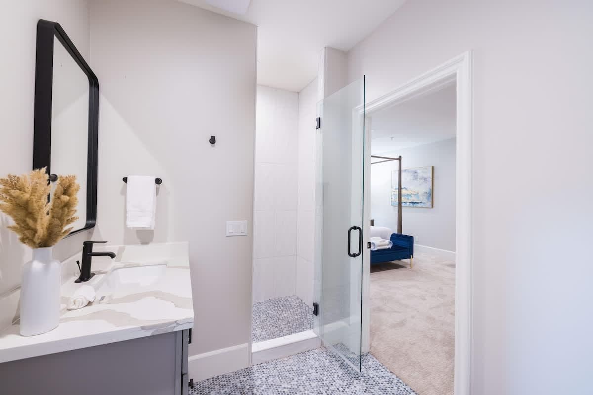 Estate on Shea - Image 35