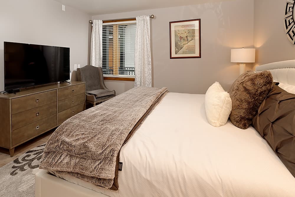 Fifth Avenue Residence #9 - Image 5