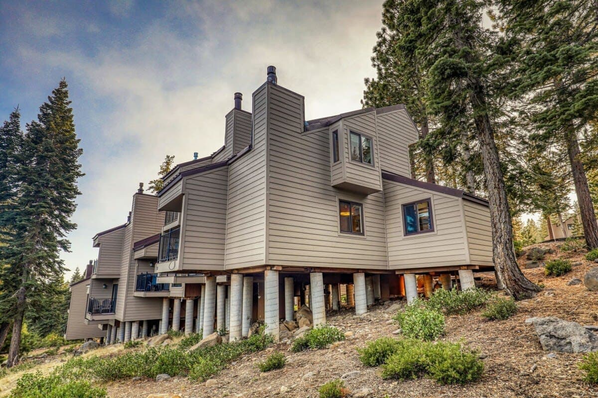 Stylish Carnelian Townhome - Image 1