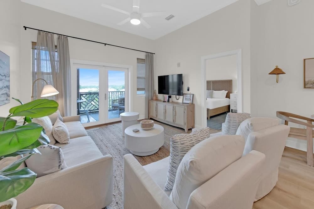 Emerald by Alma - Image 1