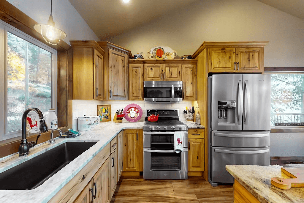 Lakefront Marvel - Image 16