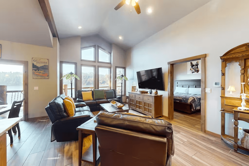 Lakefront Marvel - Image 9