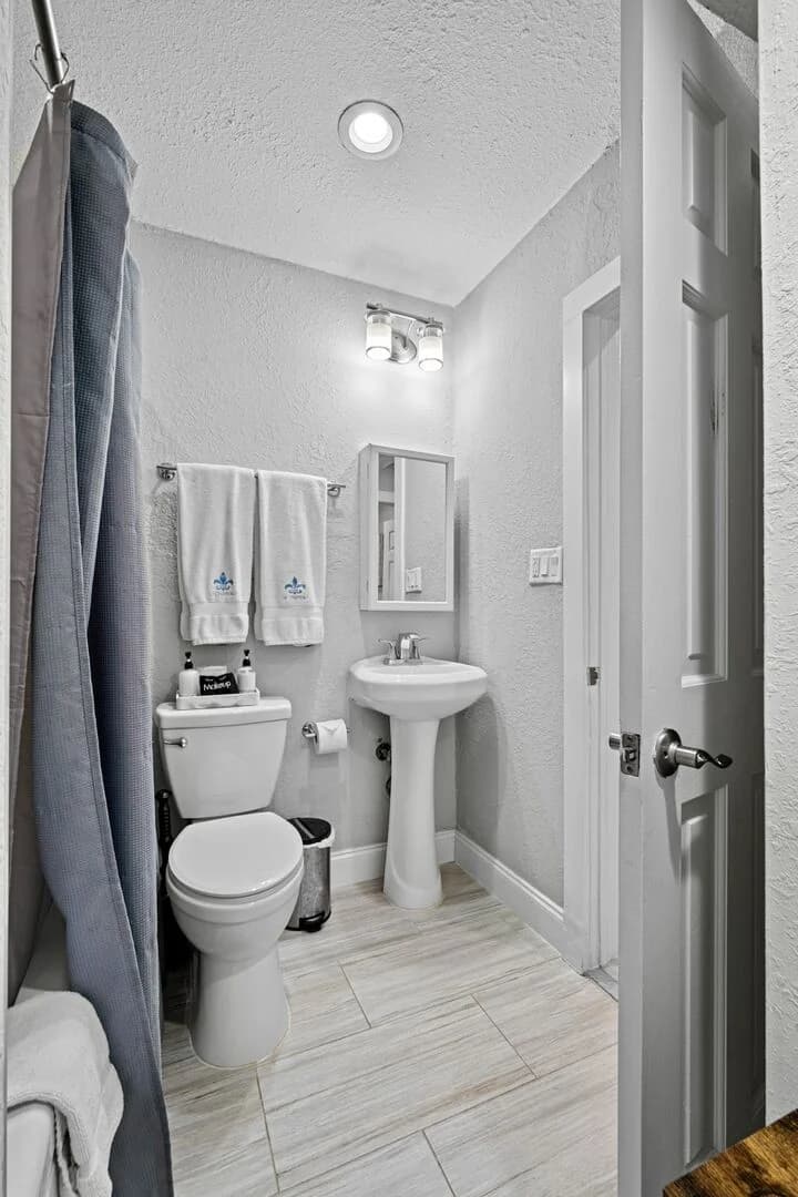 Wilton Manor - Image 19