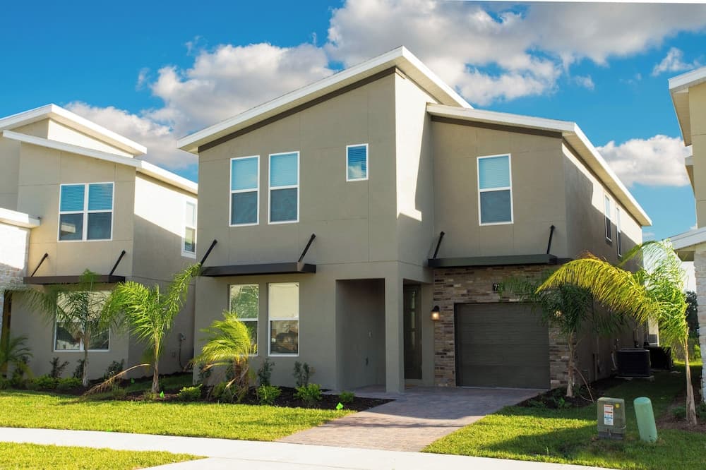 Crystal Waters Manor - Image 2