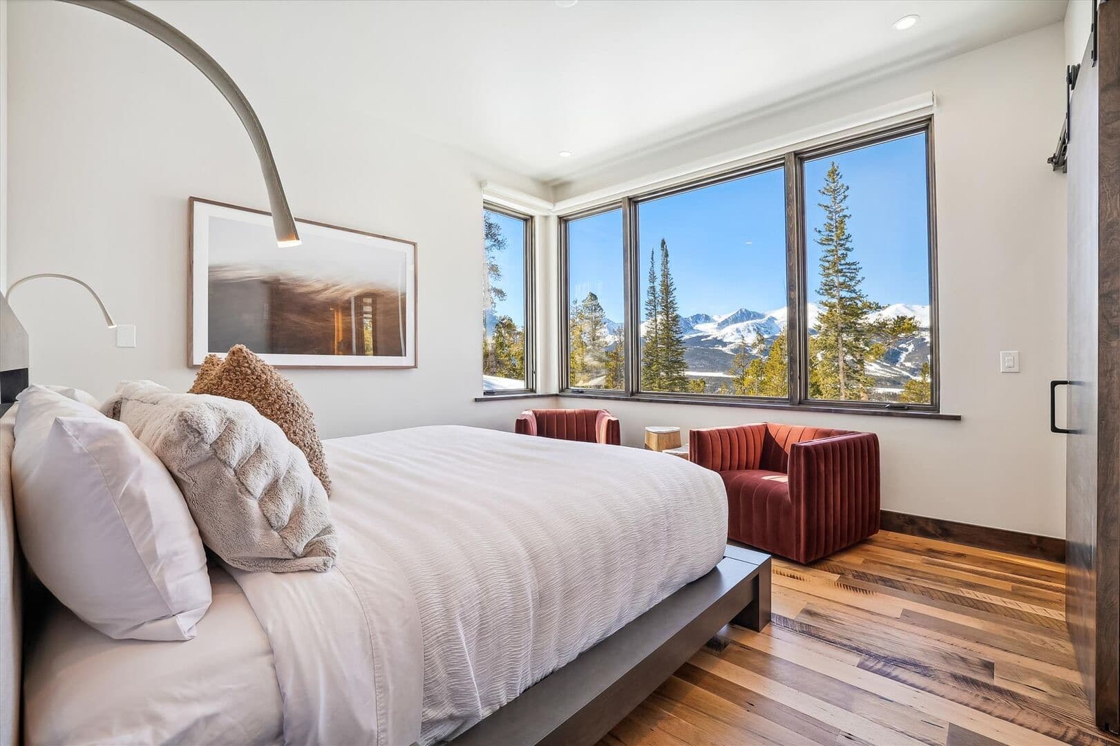 Modern View Manor - Image 39