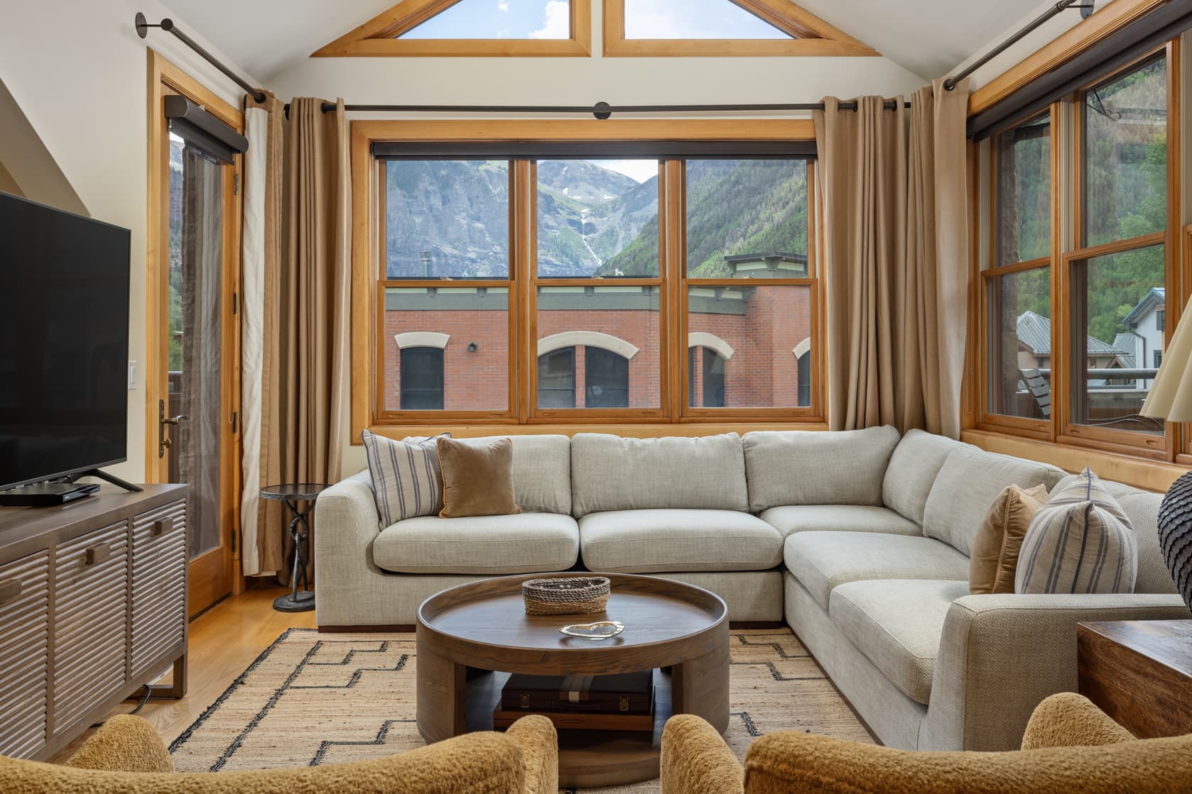 Pine Street Penthouse - Image 1