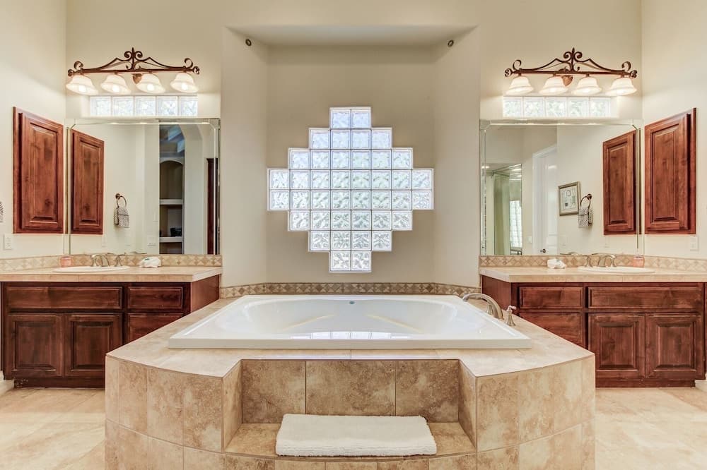 Hayden Manor - Image 36