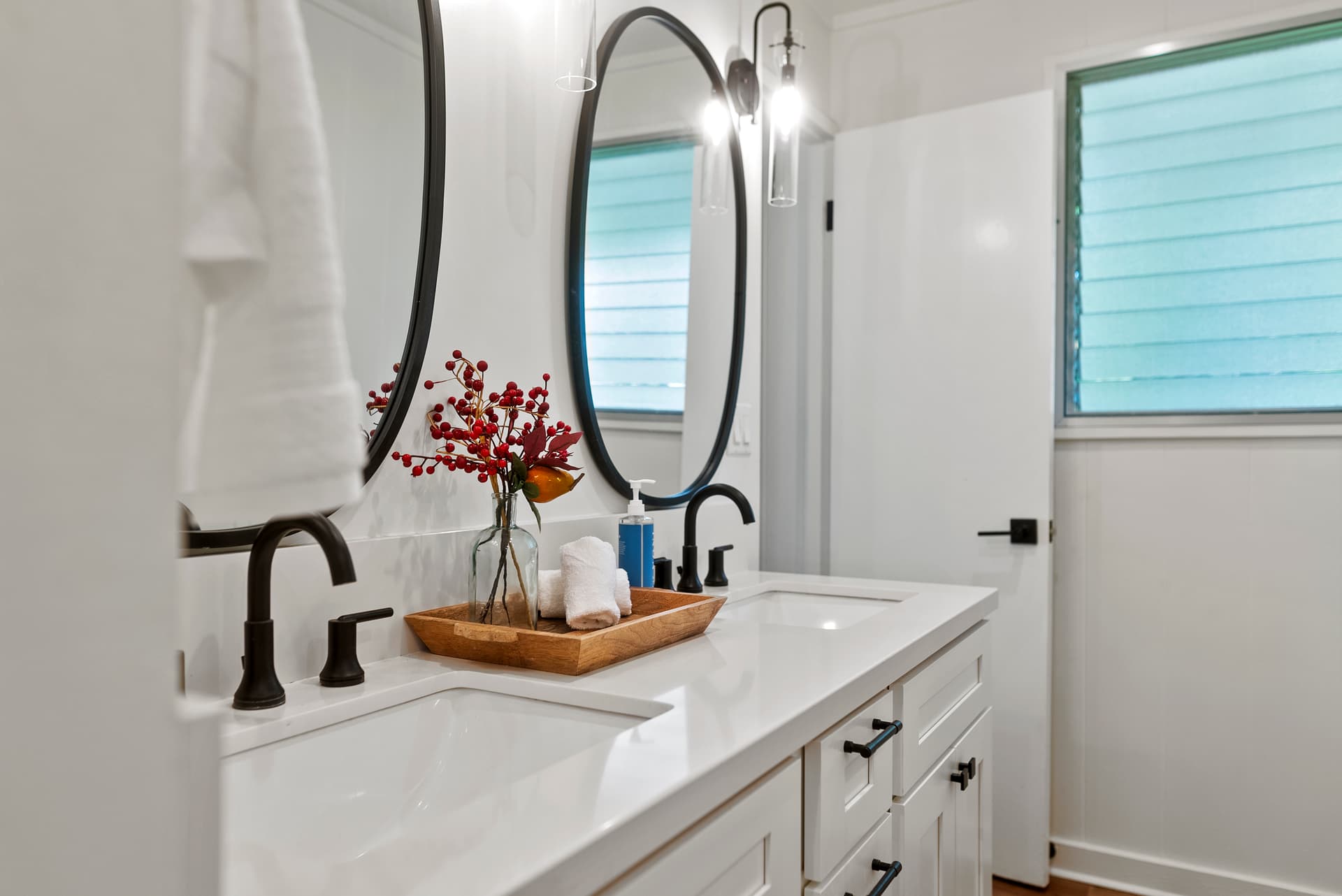 Honolulu Beachfront Retreat - Image 19