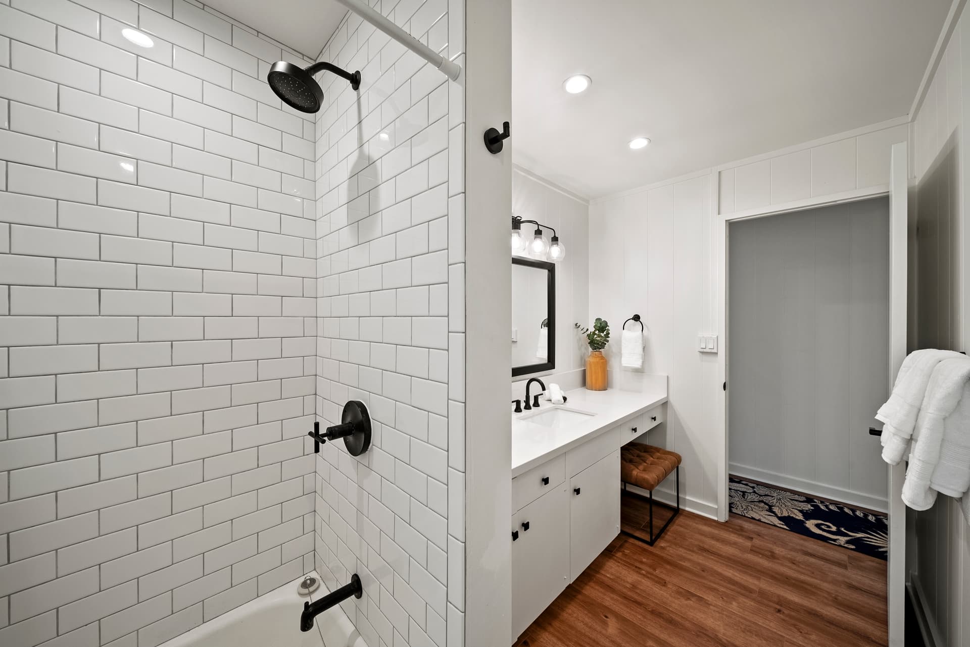 Honolulu Beachfront Retreat - Image 32