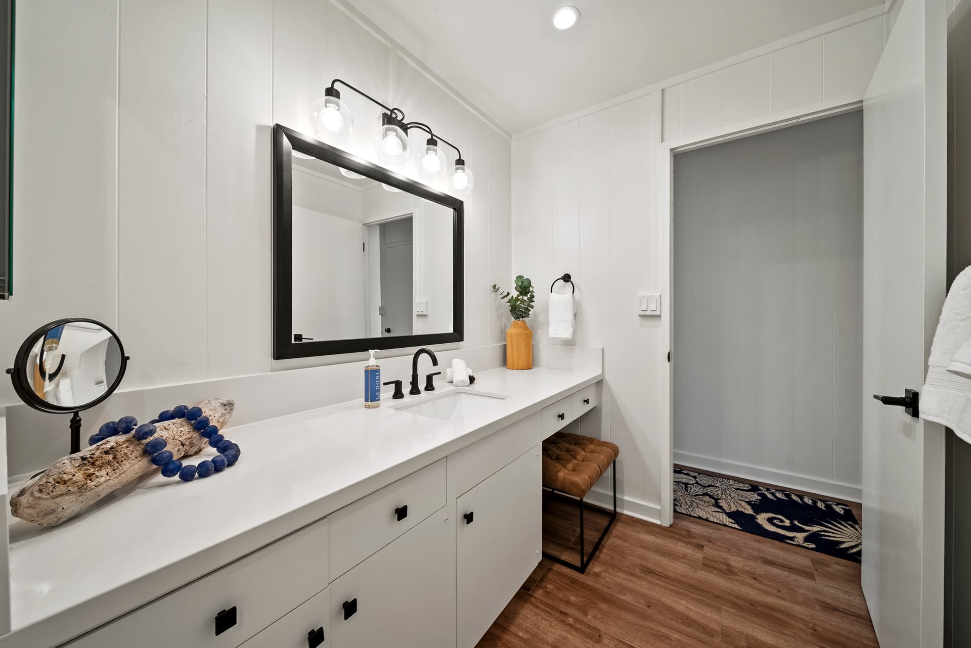 Honolulu Beachfront Retreat - Image 33