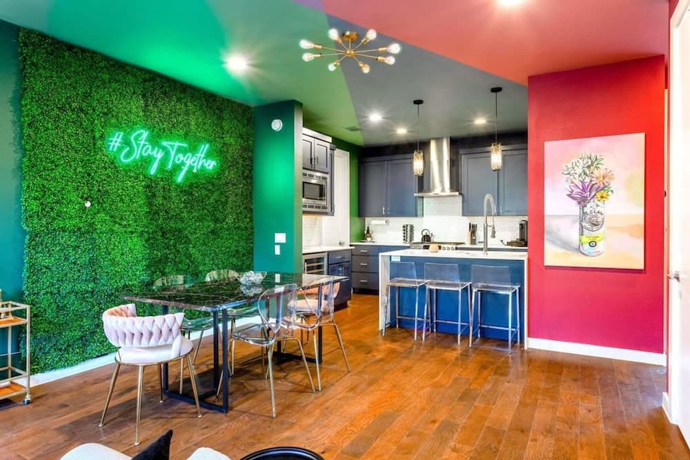 Hot Tub Club Retreat - Image 5