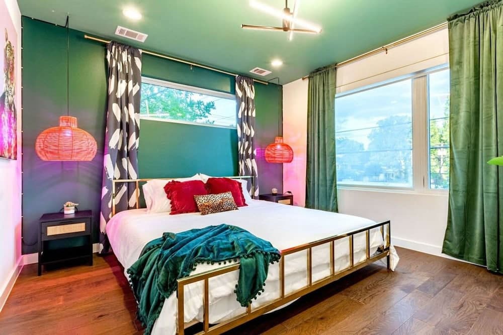 Hot Tub Club Retreat - Image 4