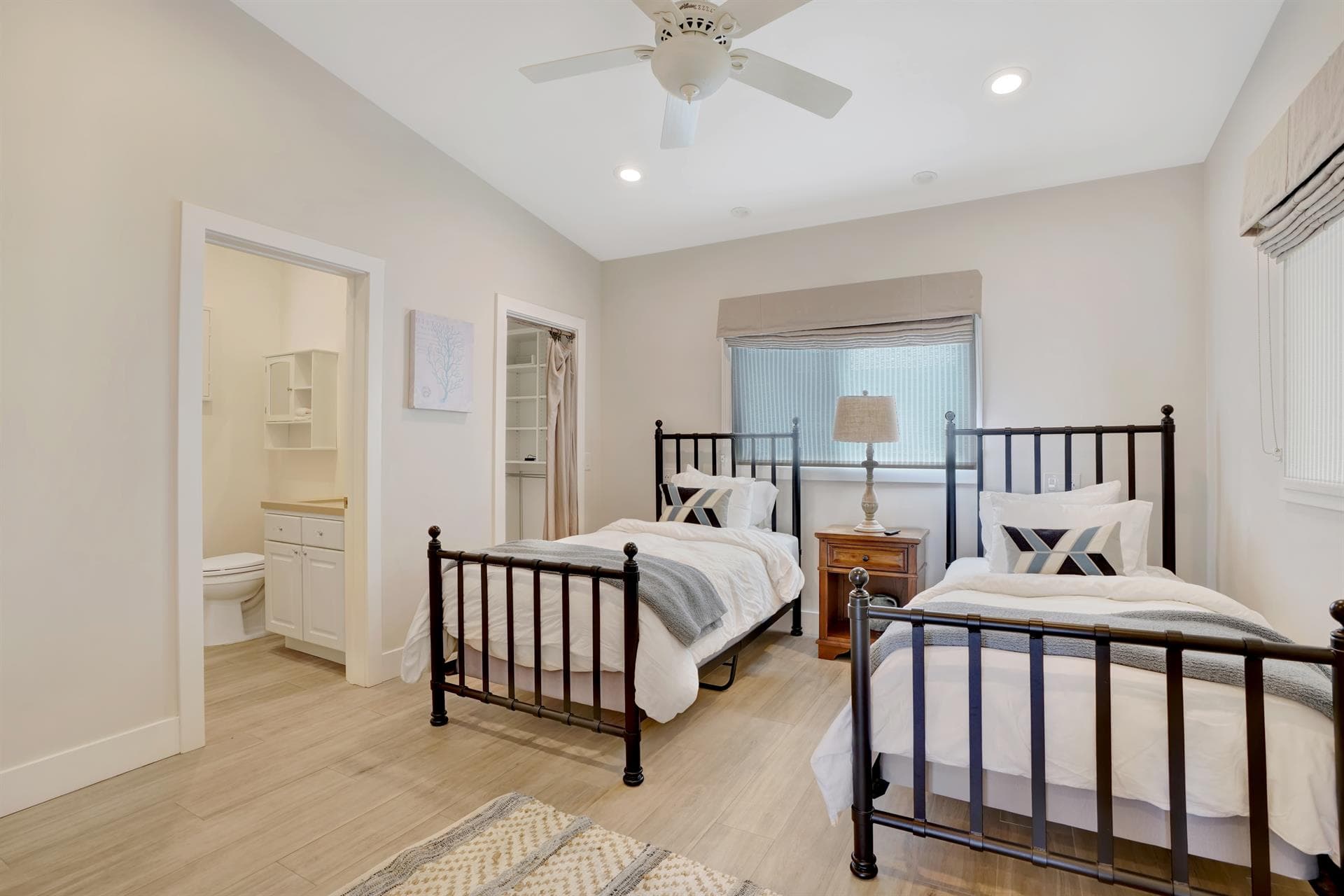 Catalina Oceanfront - Image 27