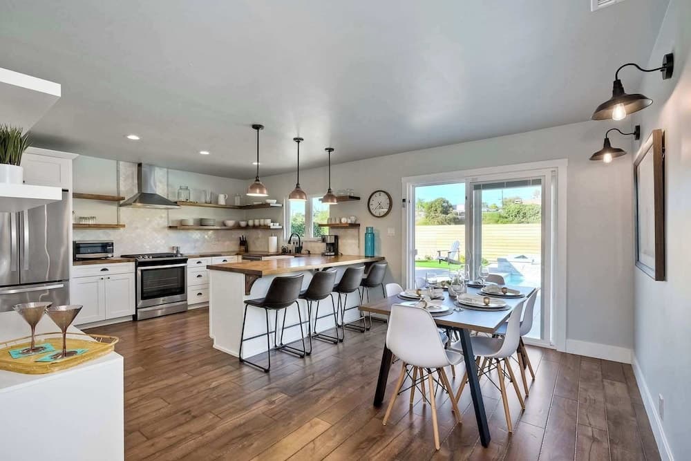 Immaculate Poolside Retreat - Image 5