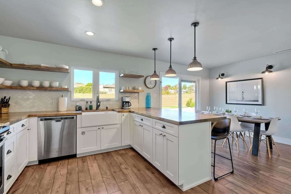 Immaculate Poolside Retreat - Image 12