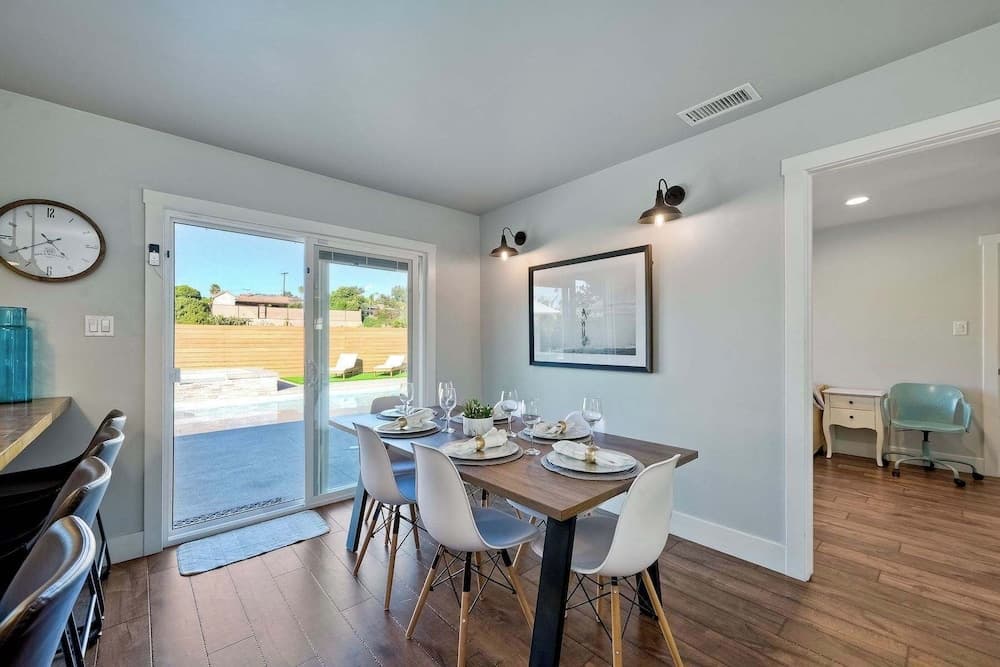 Immaculate Poolside Retreat - Image 8