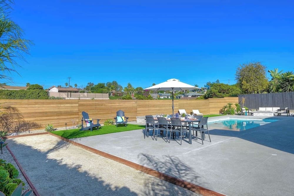 Immaculate Poolside Retreat - Image 24